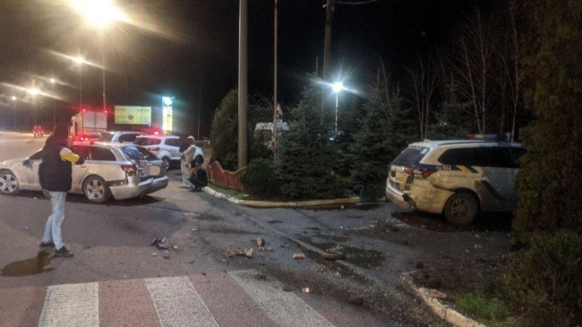 На блокпосту в Рівненському районі львів`янин наїхав на військового та поліцейський автомобіль