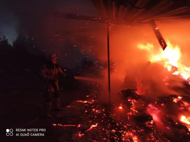 На Демидівщині згоріла солома, яку господарі заготовляли на зиму (ФОТО)