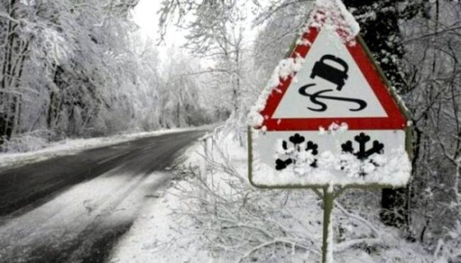 На дорогах Рівненщини у снігу застрягли п’ять вантажівок та два легковики