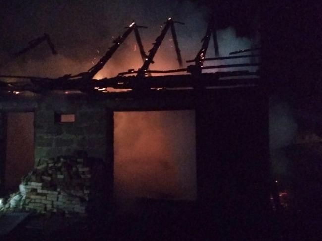 На Дубенщині майже опівночі в господарстві селянина спалахнув вогонь