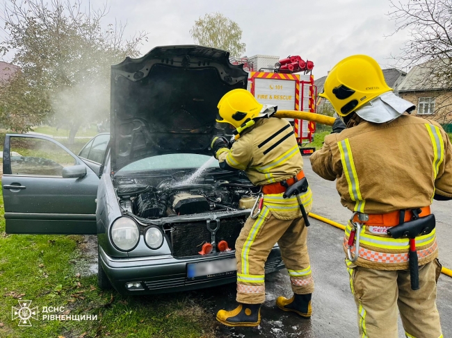 На Дубенщині під час руху загорівся мотор «Mercedes-Benz»