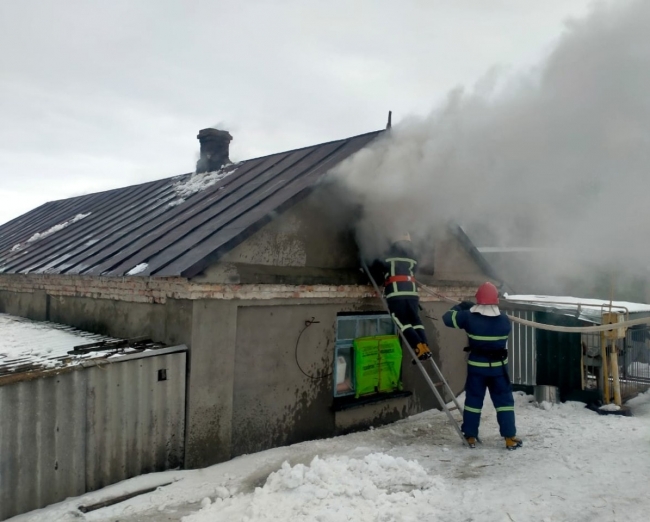 На Дубенщині рятували будівлю, яка несподівано загорілась 