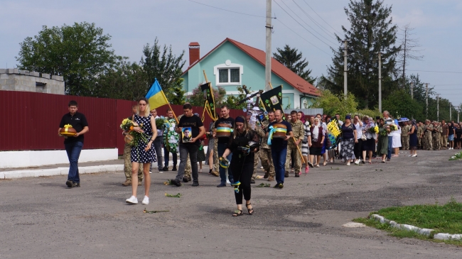 На Дубенщині сотні людей прийшли попрощатися з Героєм