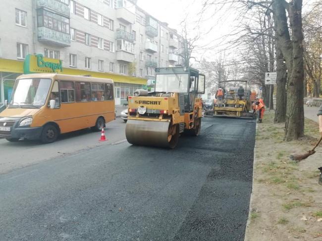 На Дубенській прибрали «хвилі», а на мосту — «ями»