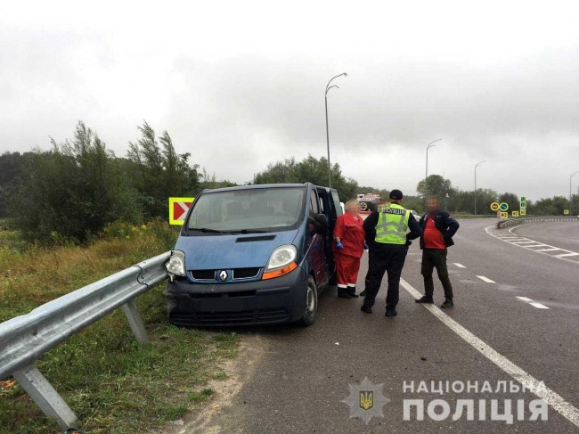 На Дубенщині у відбійник врізалося авто: двоє людей загинули