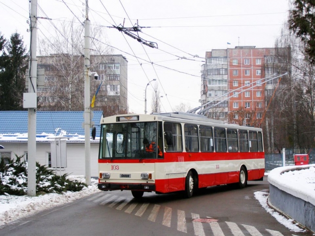 Днями вийшов на маршрут оновлений пасажирський тролейбус «Шкода» з бортовим номером 103. Кажуть, виглядає так, ніби щойно зійшов із заводського конвеєра.