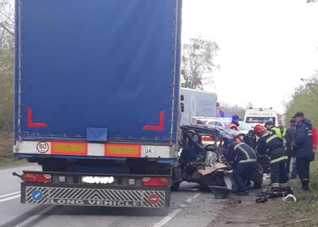 На Київ-Чоп зіткнулись вантажівка та легковик: водій загинув (ФОТО)