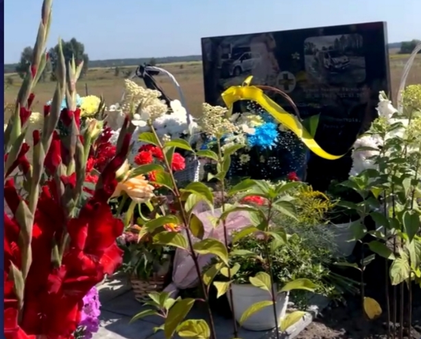 На Київщині відкрили меморіальний знак рівненським волонтерам, яких розстріляли рашисти