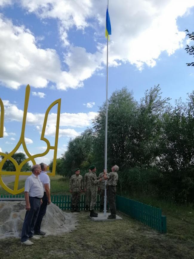 На кордоні з Білоруссю зарічненці врочисто підняли прапор