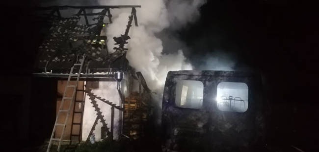 На Костопільщині автомобіль згорів, а будинок - врятували 