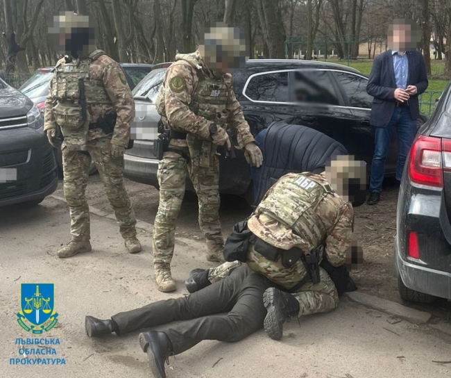 На Львівщині затримали поліцейських, які вимагали хабар від працівників благодійного фонду