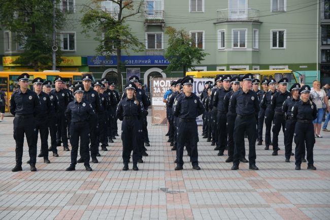 На майдані у Рівному вітають поліцейських зі святом