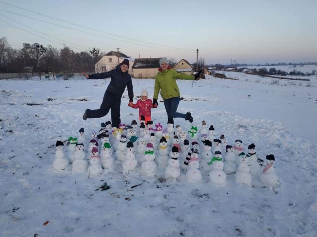 На Млинівщині фотографуються з натовпом сніговиків (ФОТО)