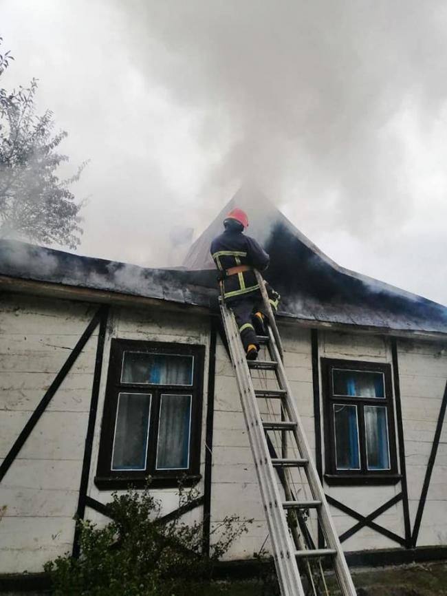 На Млинівщині вогонь залишив будинок без даху (ФОТО)