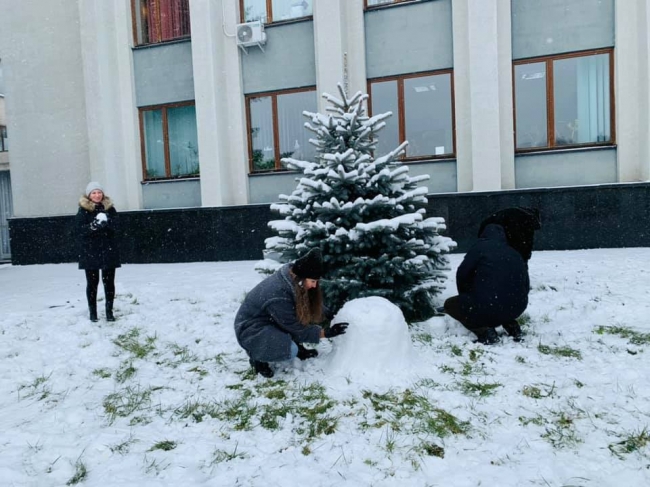 На обіді чиновники Рівненської ОДА ліпили сніговика (ФОТО)