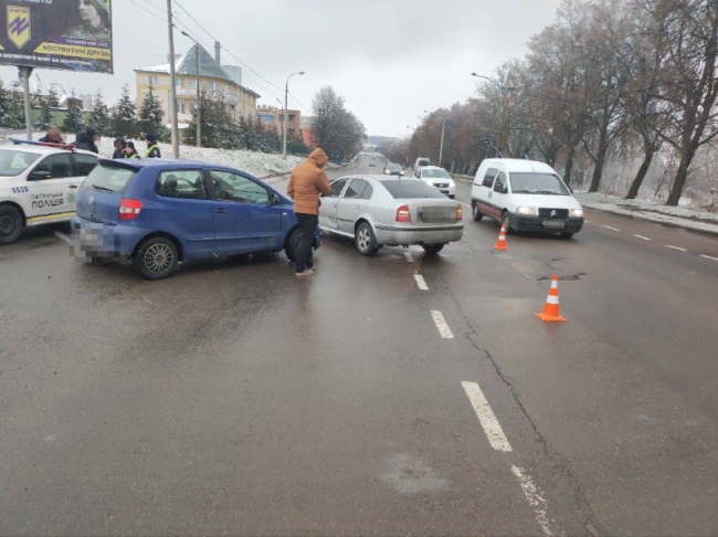 На перехресті у Рівному не розминулись два легковики