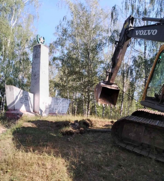 На півночі Рівненщини демонтували пам`ятник першим комсомольцям
