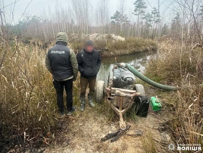 На півночі Рівненщини знову викрили тих, хто видобував, зберігав та збував «сонячне» каміння