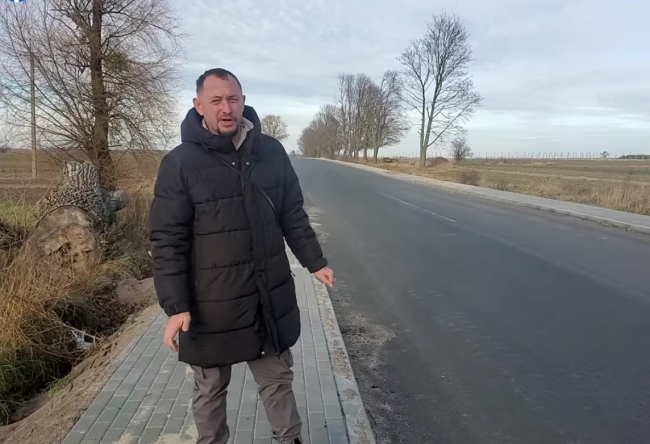 На Поліссі дивуються, що нову дорогу між селами побудували з тротуаром (ВІДЕО)