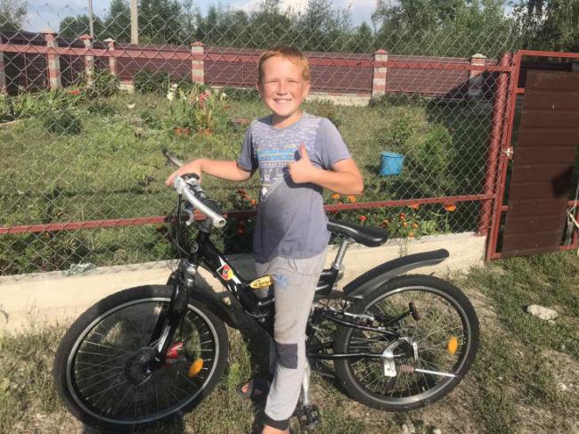 На Поліссі селяни «скинулися» на велосипед для напівсироти, щоб той міг їздити до школи