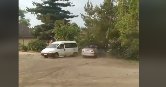 На Рівненщині автомобіль на великій швидкості в'їхав у дерево (ВІДЕО)