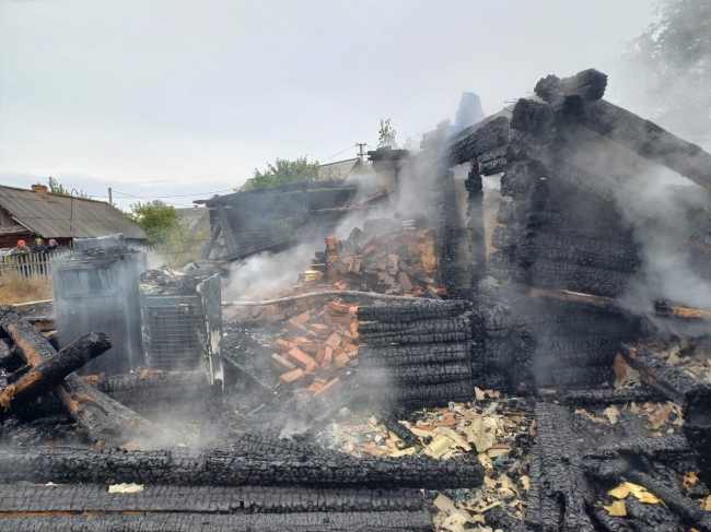 На Рівненщині декілька годин гасили пожежу в будинку — безуспішно