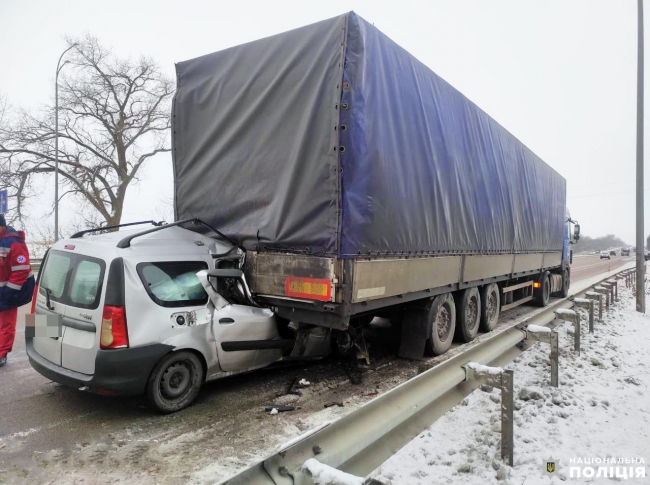 На Рівненщині легковик врізався у вантажівку – двоє загиблих