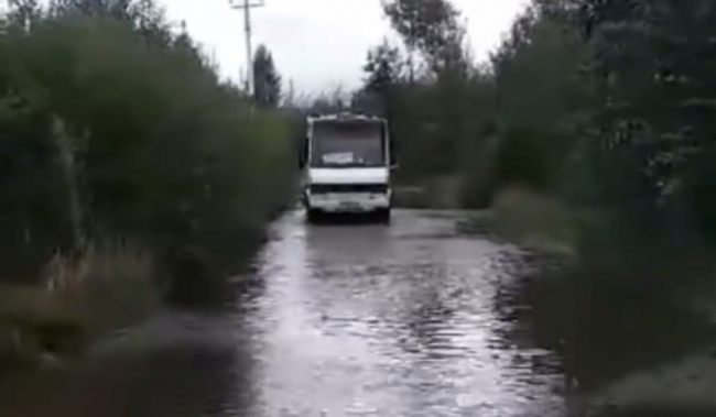На Рівненщині маршрутка не могла доїхати до села, бо дорогу затопило (ВІДЕО)