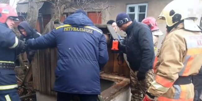 На Рівненщині пенсіонерку з сусідом дістали з криниці (ВІДЕО)