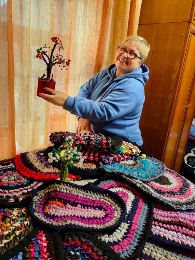 У Радивилові переселенка з Херсонщини плете килимки в українському стилі 