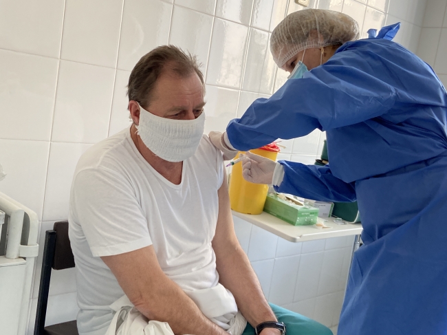 «Як комар укусив»: на Рівненщині почалась вакцинація від COVID-19 (ФОТО/ВІДЕО)
