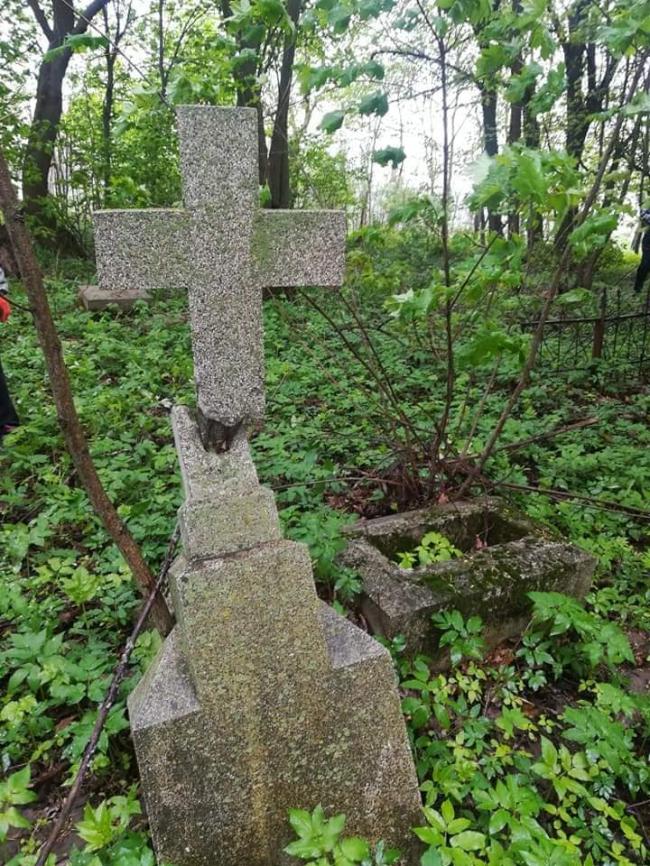 На Рівненщині поляки впорядковували забуті польські та чеські кладовища
