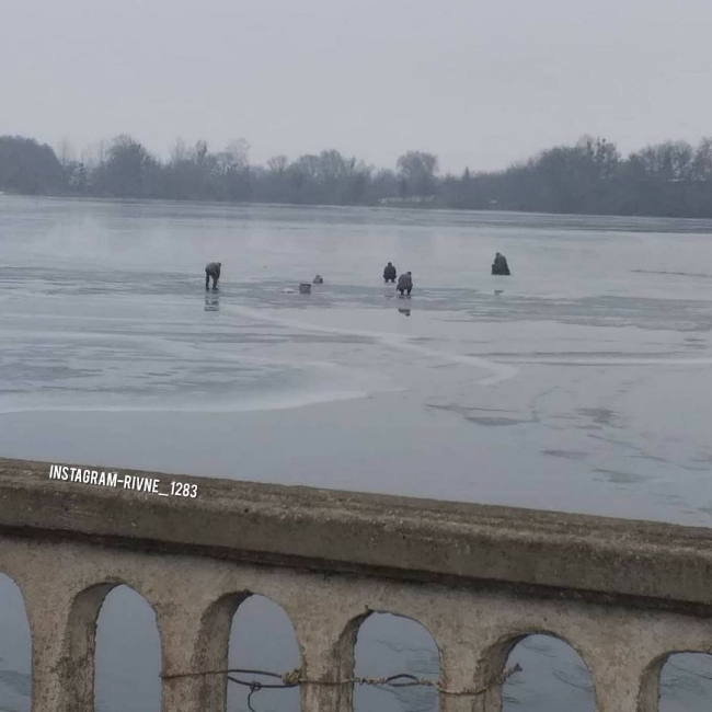 На Рівненщині рибалок не спиняє тонкий лід