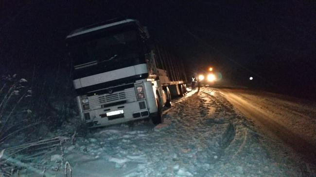 На Рівненщині рятувальники дістали з кювету дві вантажівки