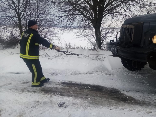 На Рівненщині рятувальники допомагали буксирувати шкільні автобуси