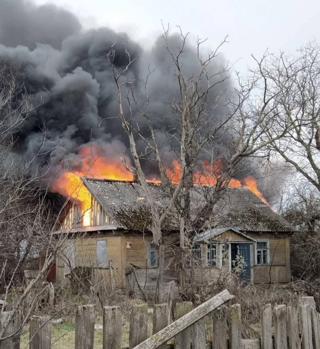 На Рівненщині рятувальники гасили два будинки та будівлю з дровами