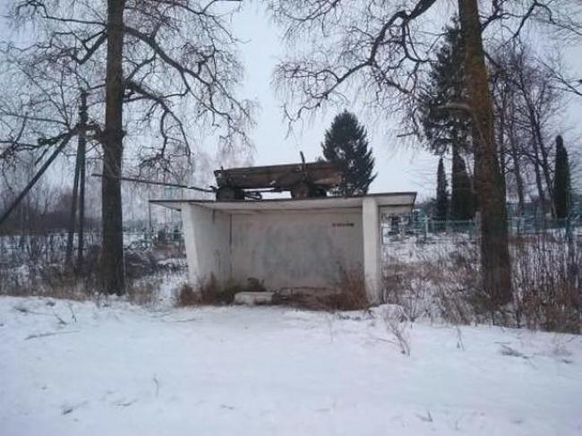 На Рівненщині щедрувальники повиставляли вози на дахи зупинок
