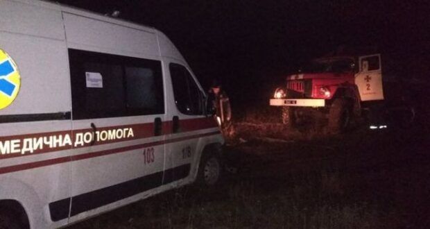 На Рівненщині в багнюці загрузла швидка: витягали рятувальники