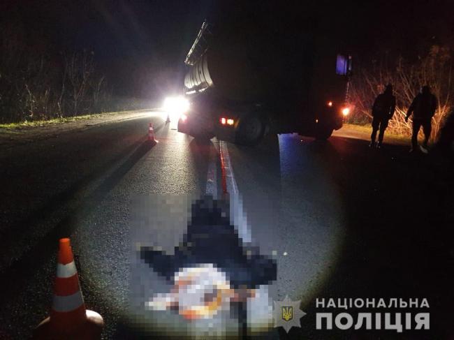 На Рівненщині вантажівка збила чоловіка, який стояв посеред дороги (ФОТО)