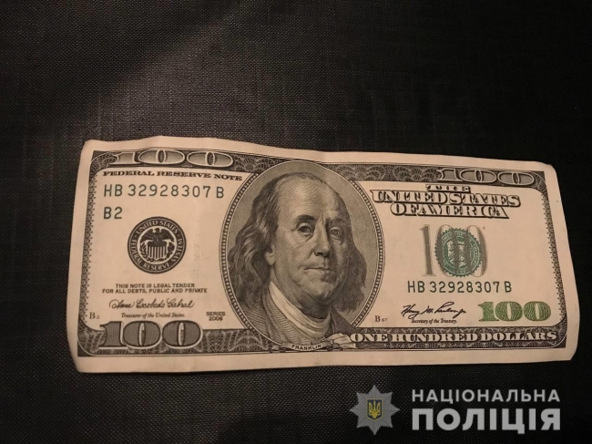 На Рівненщині водій пропонував поліцейським 100 доларів хабара