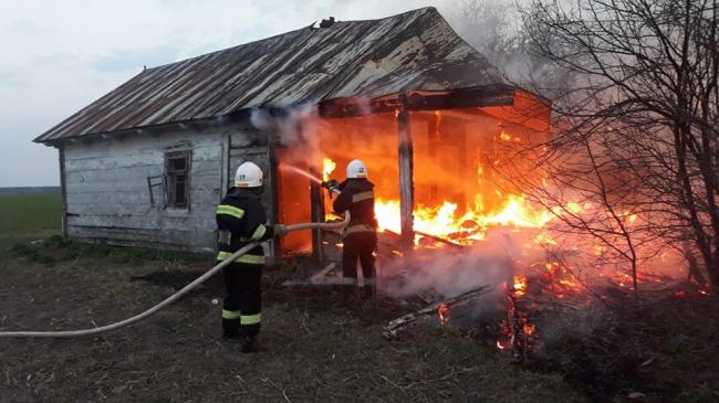 На Рівненщині  від пожежі врятували дерев’яний будинок