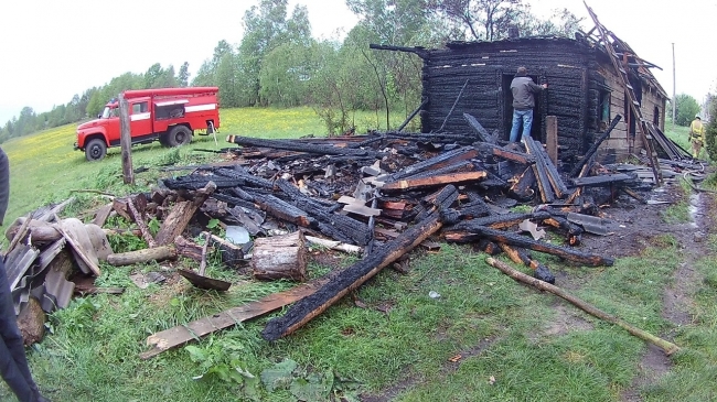 На Рівненщині загасили 12 пожеж за добу: горіли лазня, будинок, господарські будівлі та сміття