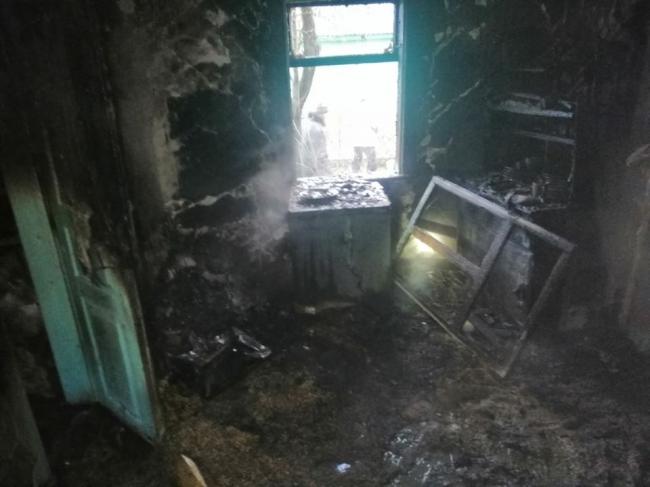 На Рівненщині загорівся дерев’яний будинок