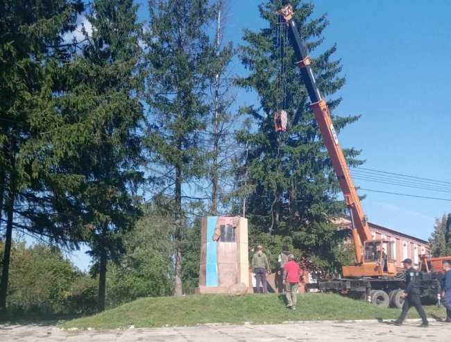 На Рівненщині знесли пам’ятник червоному командиру