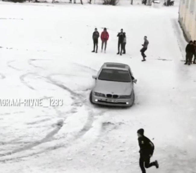 На Рокитнівщині біля школи влаштували «сніговий» дрифт (ВІДЕО)