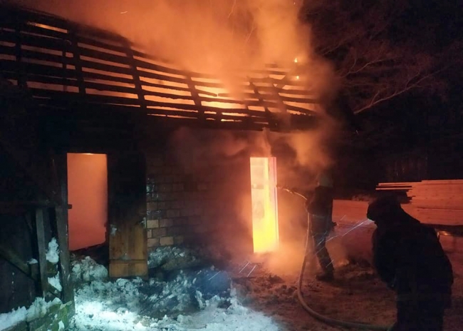 На Сарненщині майже вщент згоріла господарська будівля