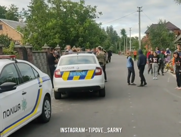На Сарненщині односельці вийшли на захист чоловіка, якого поліція зупинила з деревиною 