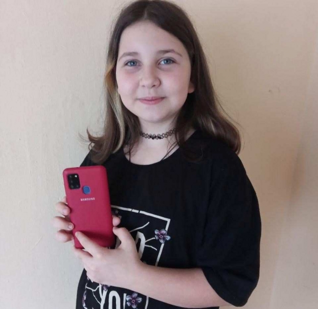 Дівчинці із Сумщини ЗСУ повернули телефон, який вкрали окупанти 
