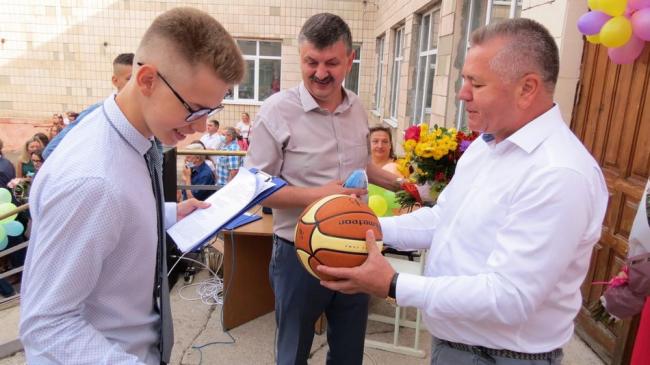 На свято - з подарунками: Богдан Гапяк і Мар’ян Года презентували рівненським школам баскетбольні й футбольні м’ячі 