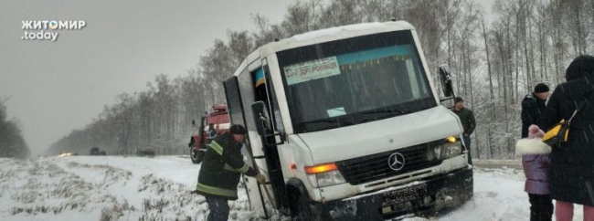 Автобус з Рівненщини з двома десятками пасажирів потрапив у сніговий замет